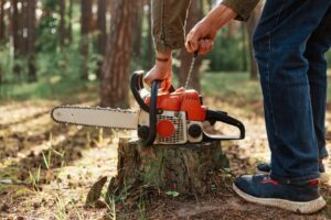 closeup-chainsaw-wooden-stump-faceless-woodsman-start-saw closeup-chainsaw-wooden-stump-faceless-woodsman-start-saw